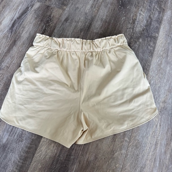 Lululemon 🍋 STRETCH LUXTREME HIGH-RISE SHORT 3.5"
Prosecco - Picture 2 of 7